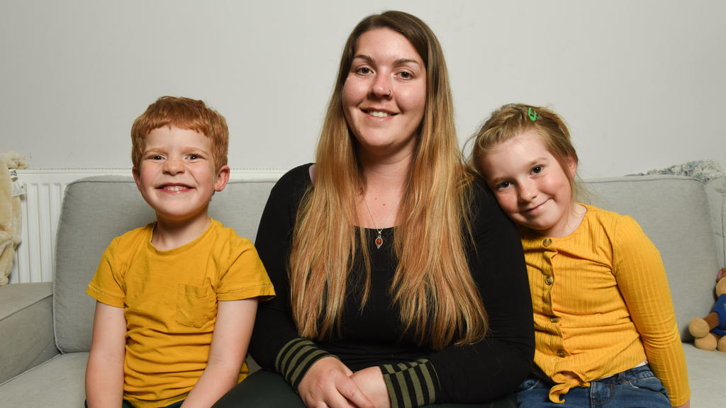 Familie aus South Wales sitzt auf Couch