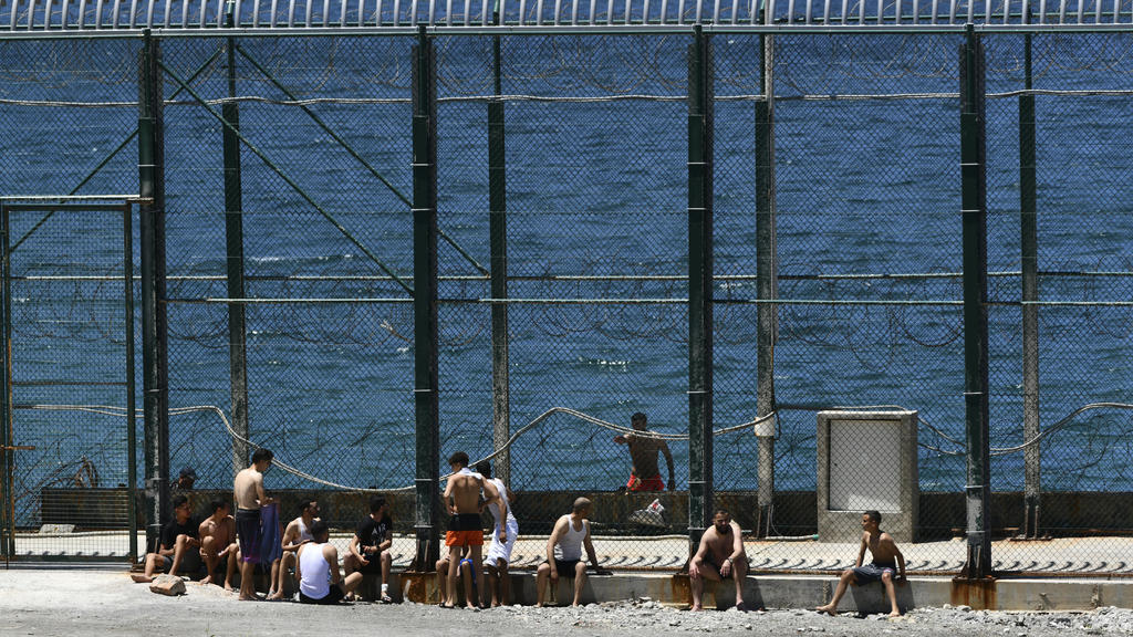 Schwimmer erreichen das spanischen Territorium von Ceuta.