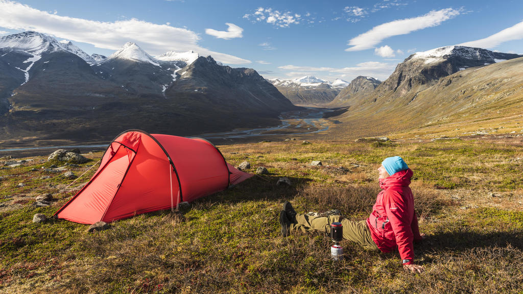 Mann blickt über das Rapadalen, Sarek Nationalpark, Welterbe Laponia, Norrbotten, Lappland, Schweden, September 2015