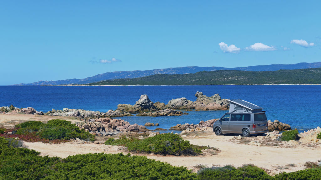 Wohnmobil an der Kueste La Tonnara nordwestlich von Bonifacio, Frankreich, Korsika,