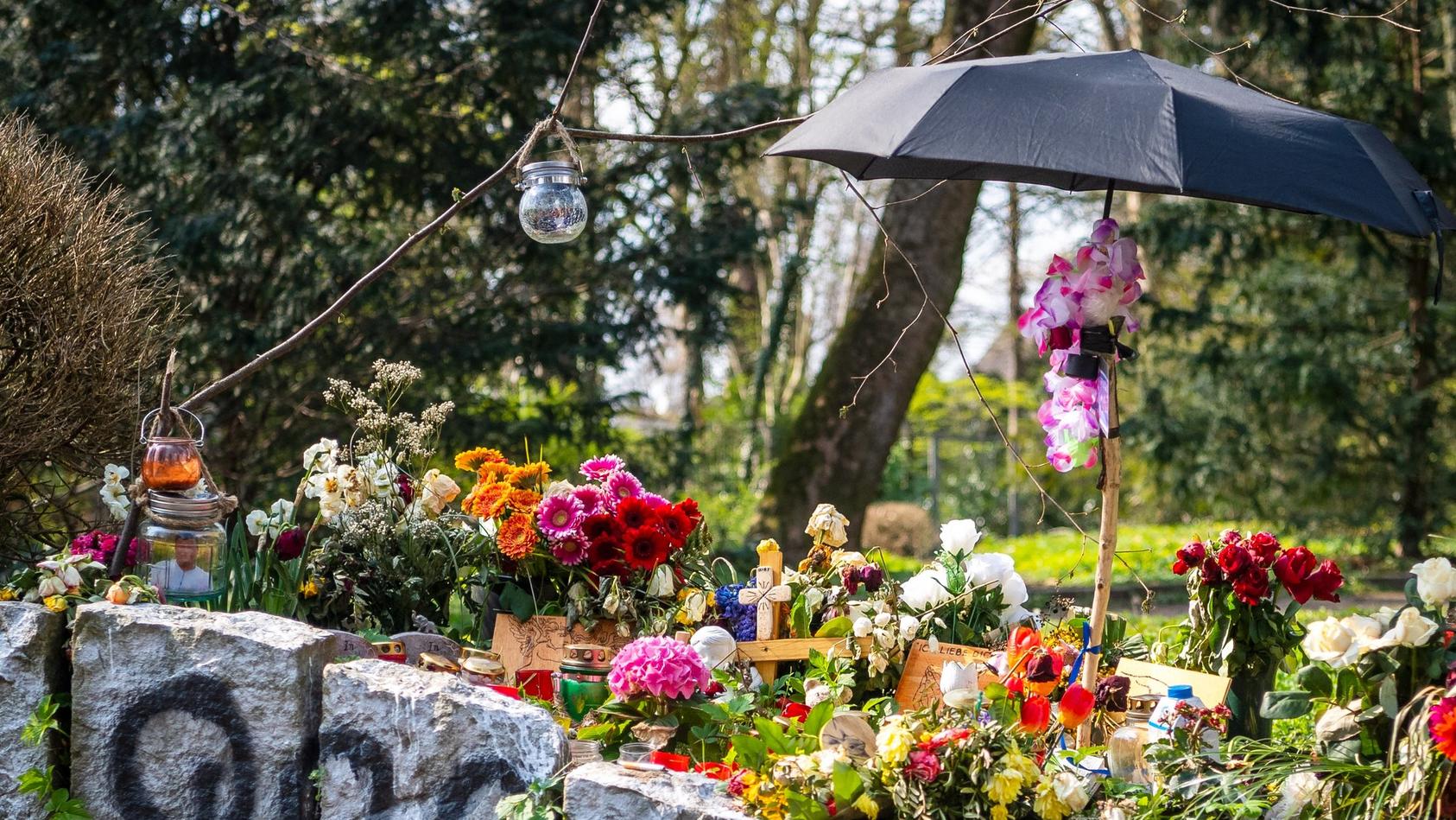 Blumen und Kerzen erinnern in Delmenhorst an den verstorbenen 19-Jährigen.