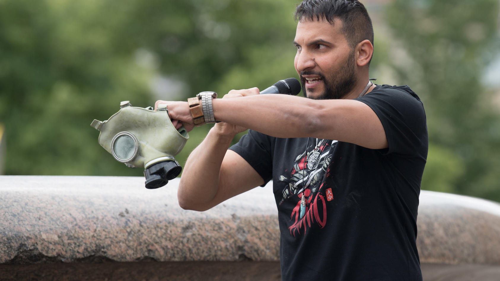 11.07.2020, Berlin: Attila Hildmann, Kochbuchautor und Anti-Corona-Aktivist, spricht bei einer Demonstration gegen die Corona-Einschränkungen im Lustgarten und hält dabei eine ABC-Schutzmaske. Foto: Jörg Carstensen/dpa +++ dpa-Bildfunk +++