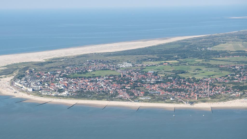 ARCHIV - 07.08.2020, Niedersachsen, Borkum: Die ostfriesische Insel Borkum. Nach möglichen Paraffin-Anlandungen auf einigen Ostfriesischen Inseln ermittelt die Wasserschutzpolizei die Ursache für die Verschmutzung. Betroffen sind nach ersten Erkenntn