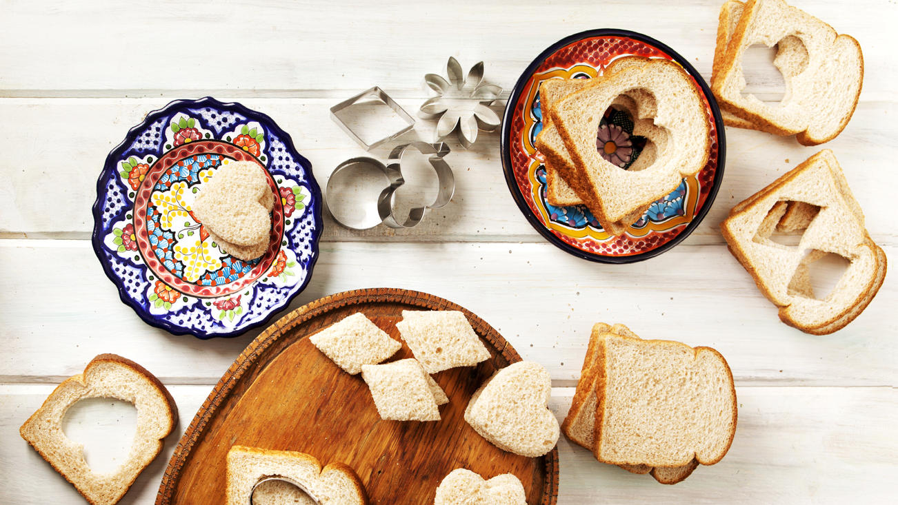 Lassen Sie Ihr Kind sein Lieblingsmotiv wählen und das Brot selbst ausstechen.