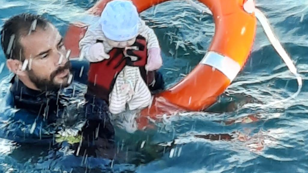Ein spanischer Polizist der Guardia Civil rettet aus dem Mittelmeer vor Ceuta ein Baby.