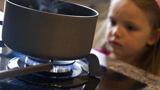 ILLUSTRATION: Ein vier Jahre altes Mädchen steht in einer Küche in einem privaten Haushalt in Frankfurt (Oder), an einem Gasherd, auf dem ein Topf mit kochendem Wasser steht, aufgenommen am 17.05.2011. Foto: Patrick Pleul - Model Released -