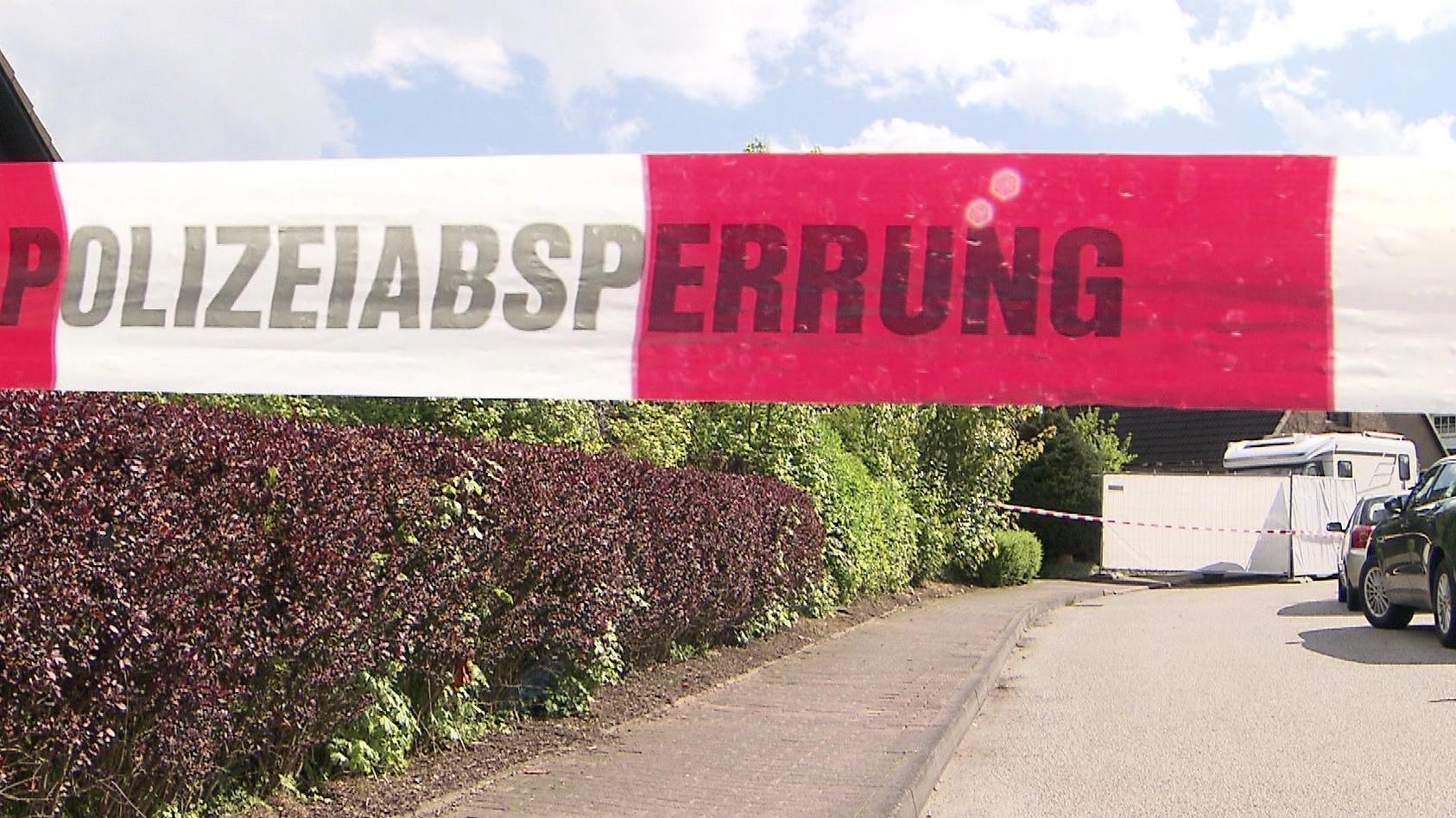 Der Rosenweg in Dänischenhagen ist von der Polizei abgesperrt.