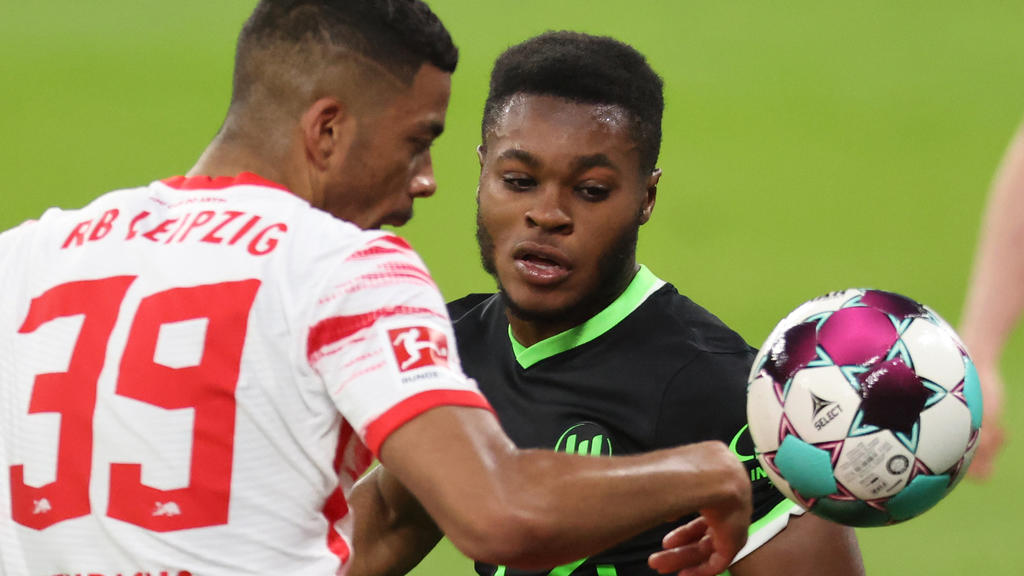 16.05.2021, Sachsen, Leipzig: Fußball: Bundesliga, RB Leipzig - VfL Wolfsburg, 33. Spieltag in der Red Bull Arena. Leipzigs Benjamin Henrichs und Wolfsburgs Ridle Baku (r) in Aktion. WICHTIGER HINWEIS: Gemäß den Vorgaben der DFL Deutsche Fußball Liga