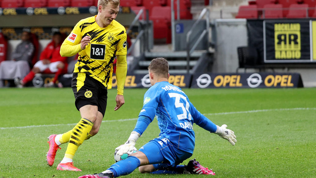 Mainz, Opel Arena, 16.05.21, 1. Bundesliga: 1.FSV Mainz 05 - Borussia Dortmund Bild: Julian Brandt Borussia Dortmund macht das 0:3 gegen Finn Dahmen Mainz Gemäß den Vorgaben der DFL Deutsche Fußball Liga ist es untersagt, in dem Stadion und/oder vom