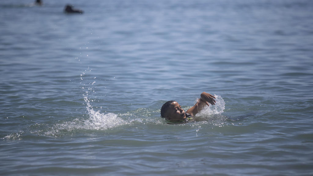 Junge schwimmt von Marokko Richtung Ceuta