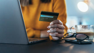 Frau bezahlt mit Kreditkarte
