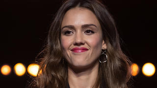 ARCHIV - 30.09.2019, Bayern, München: Dei Schauspielerin Jessica Alba steht während der Abschlussrede vom Unternehmensgründer- und Investorentreffen Bits & Pretzels auf der Bühne. Bei der Bits & Pretzels berichteten erfolgreiche Gründer über ihre Erfahrungen, präsentierten Ideen und konnten mit Investoren in Kontakt kommen. (Zu dpa «Firma von Jessica Alba mit starkem Börsenstart in New York») Foto: Sven Hoppe/dpa +++ dpa-Bildfunk +++