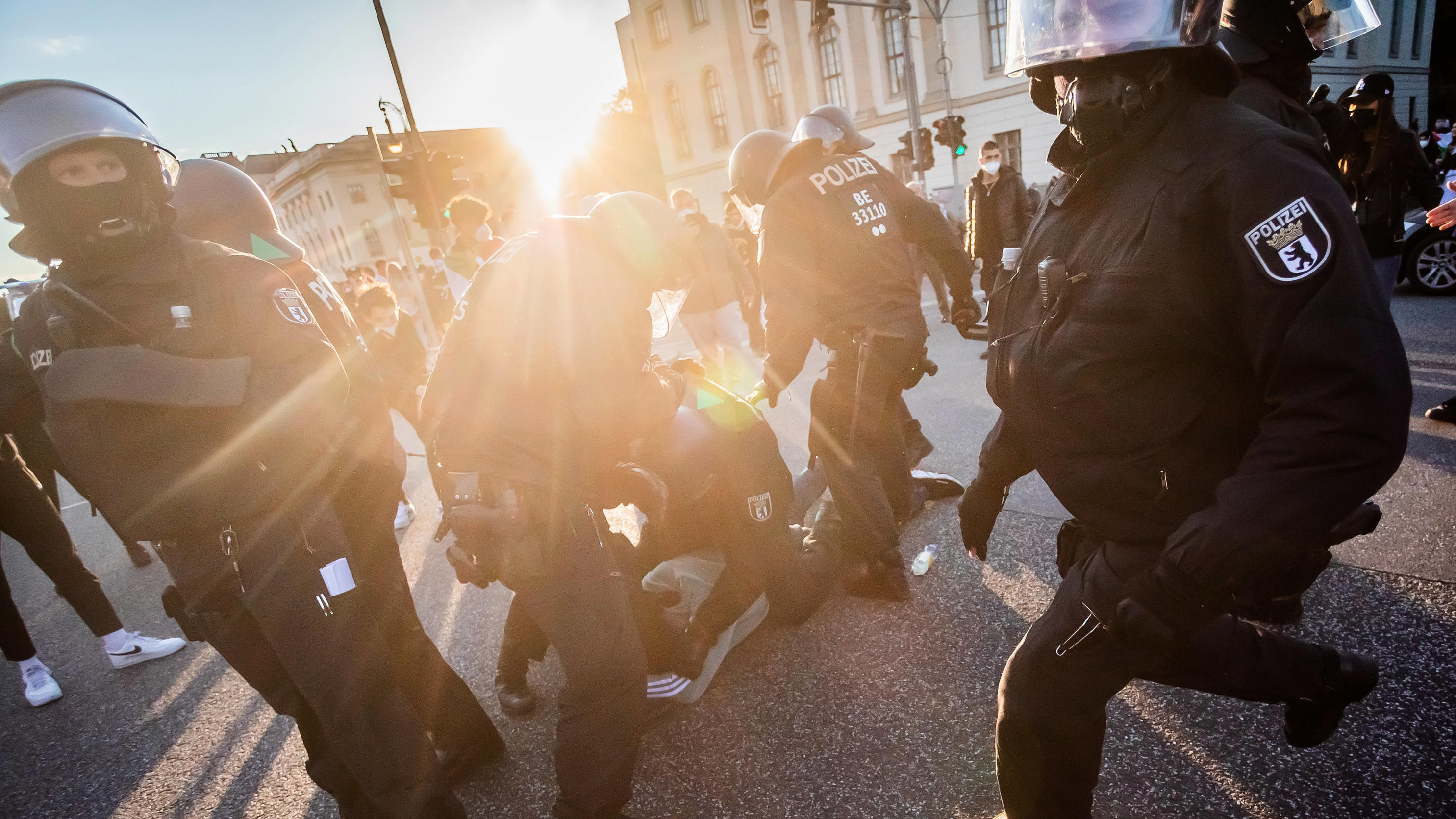 dpatopbilder - 19.05.2021, Berlin: Polizisten nehmen nach einer Demonstration unter dem Motto «Gegen die israelische Aggression in Palästina» auf dem Boulevard Unter den Linden eine Person fest. Foto: Christoph Soeder/dpa +++ dpa-Bildfunk +++