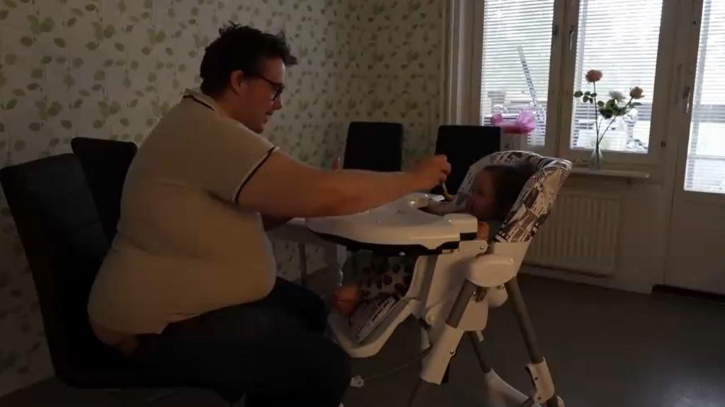 Erik kümmert sich jetzt allein um seine einjährige Tochter.