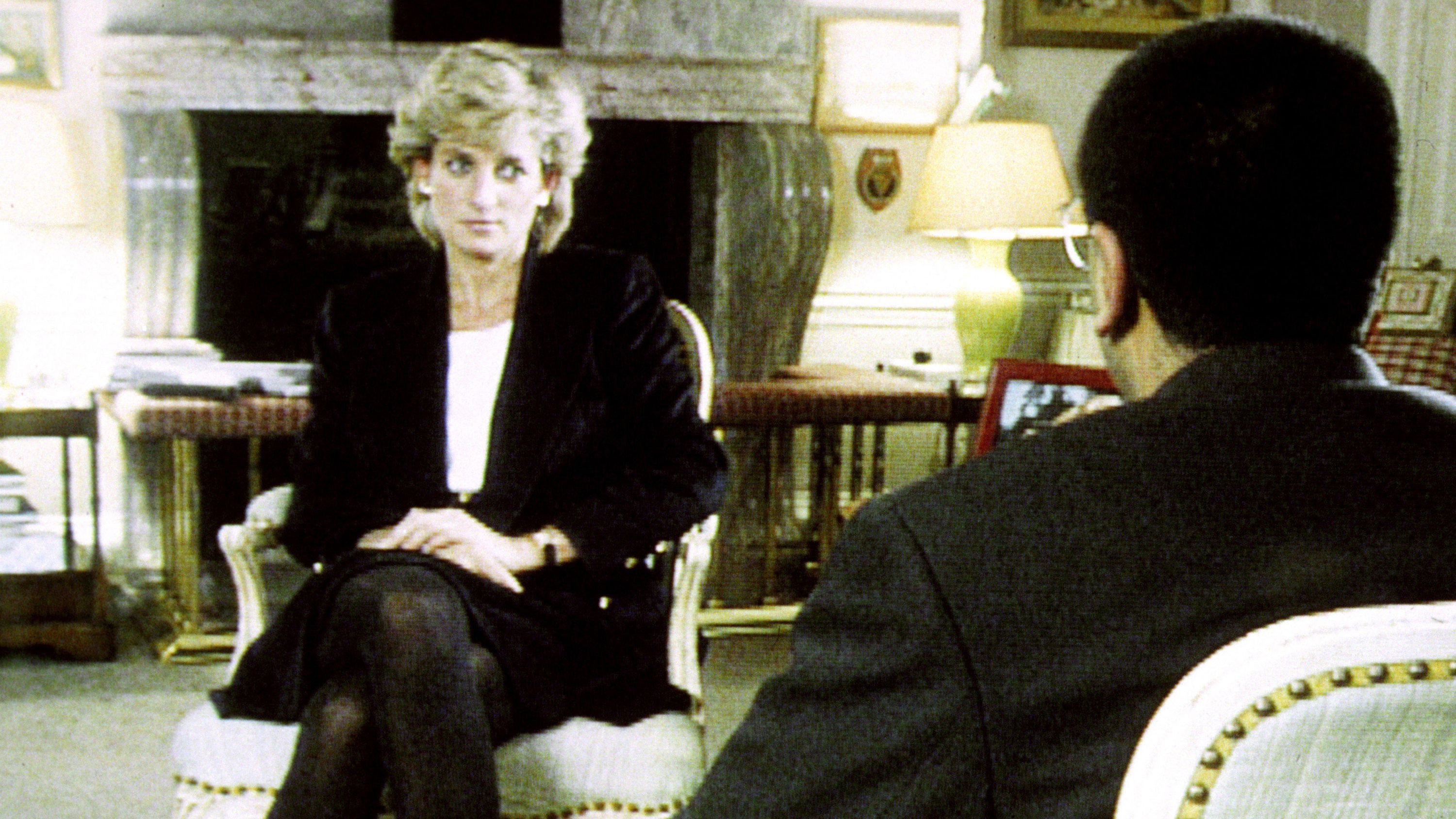 ARCHIV - 20.11.1995, Großbritannien, London: HANDOUT - Prinzessin Diana im Gespräch mit  BBC-Reporter Martin Bashir beim Interview des britische Fernsehsenders BBC. Mehr als 25 Jahre nach einem legendären BBC-Interview mit Prinzessin Diana will der b