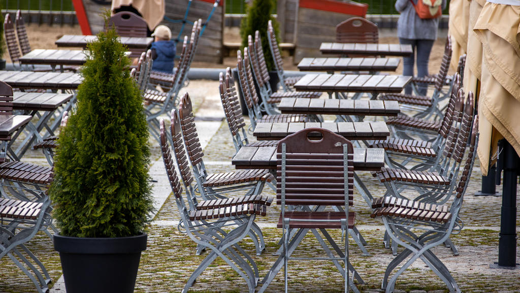 Leere Tische und Stühle stehen im Außenbereich des Restaurants am Hafen am Malchower See. Wegen der Corona-Schutzmaßnahmen sind Gäste in Gaststätten oder Geschäften derzeit noch nicht erlaubt.