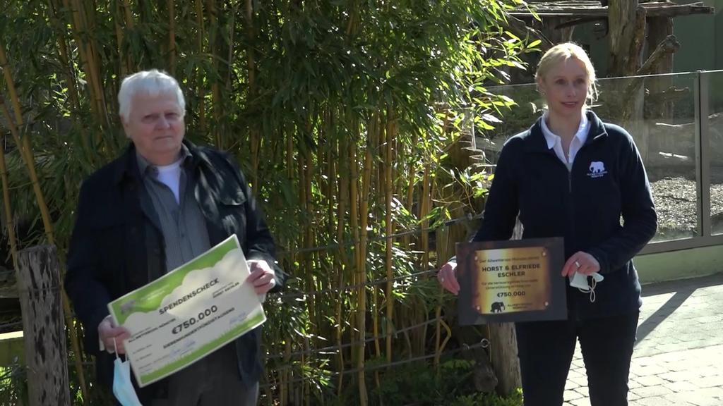 Horst Eschler bei der Übergabe seiner ersten Spende an den Allwetterzoo Münster