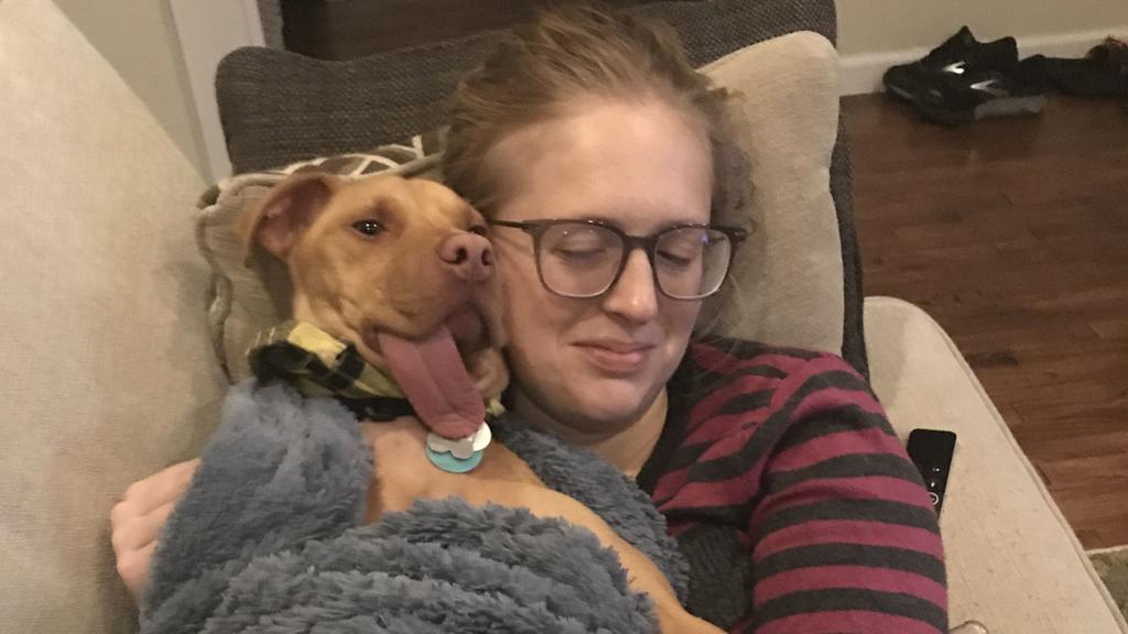 Der Hund ohne Unterkiefer kuschelt mit seiner Besitzerin Jill auf dem Sofa.