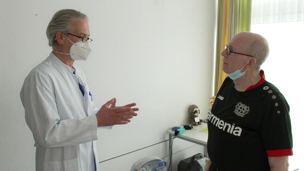Reiner Calmund spricht mit Arzt