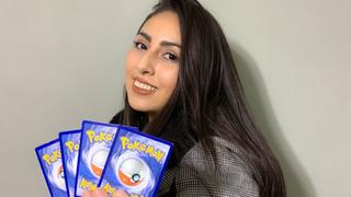 Frau zeigt Pokémon-Karten