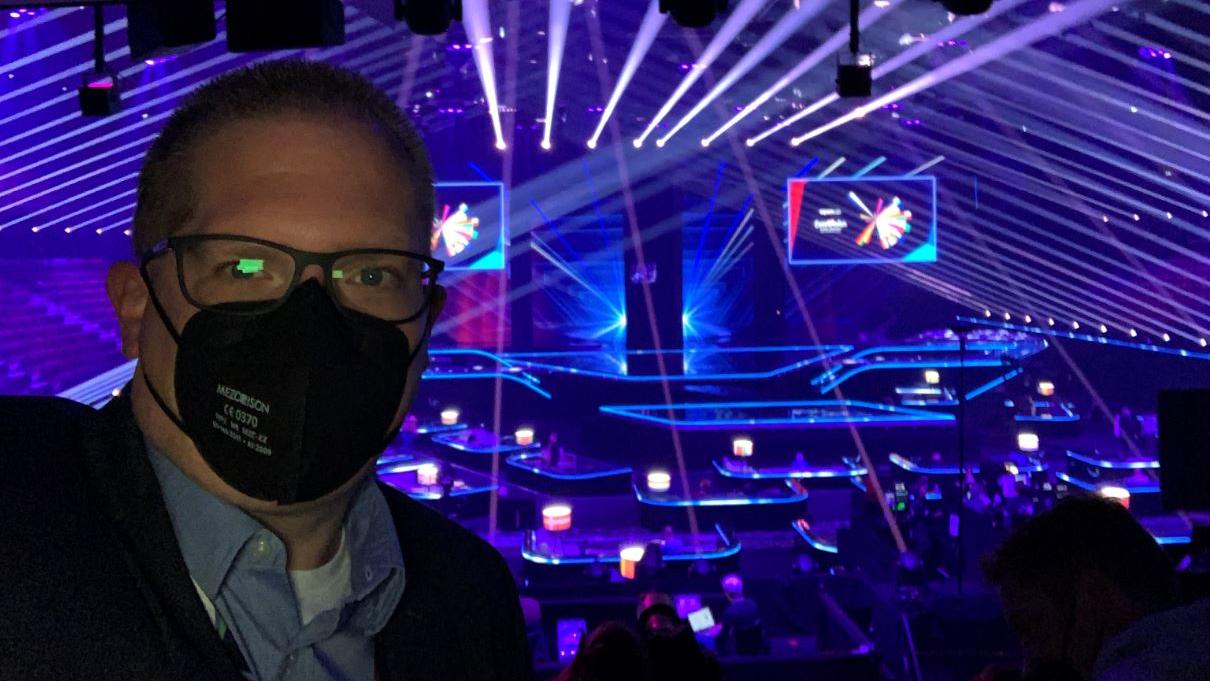 RTL-Reporter Markus Peggen darf miterleben, was hinter den Kulissen des "Eurovision Song Contest" so abgeht - aber nur, wenn er seine Maske trägt.