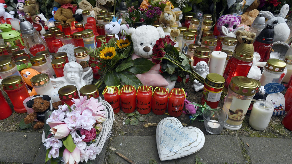 06.09.2020, Nordrhein-Westfalen, Solingen: Ihre Trauer haben die Menschen mit Teddybären und Kerzen vor dem Haus zum Ausdruck gebracht, wo die Polizei fünf Kindern tot gefunden hat. Gegen die Mutter, die einen versuchten Suizid überlebt hat, hat die