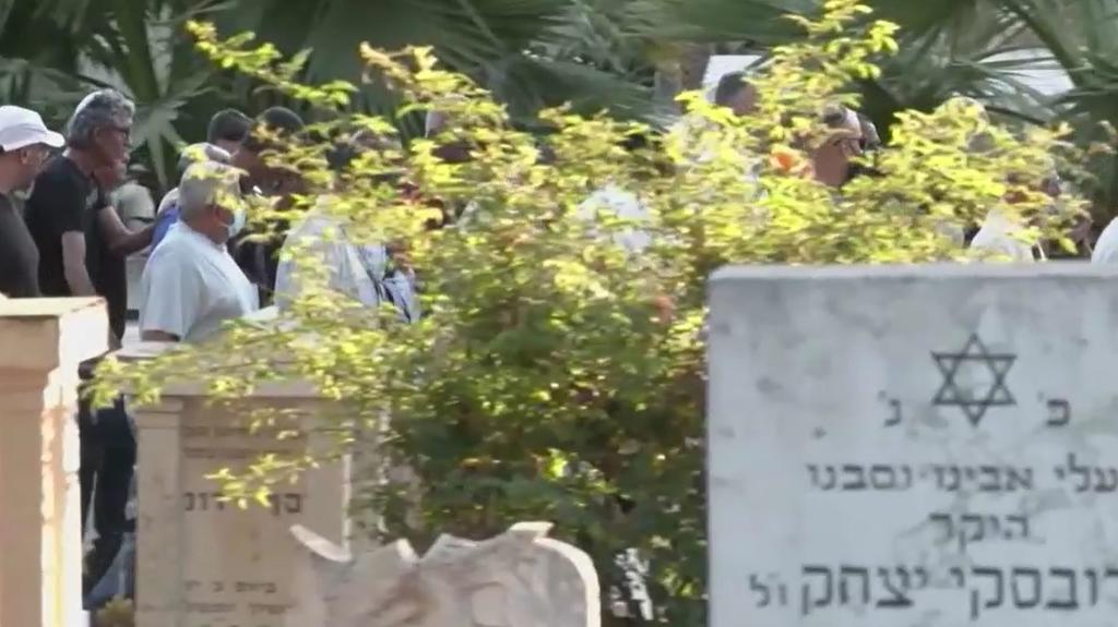 Yigal Yehosuah wurde auf einem jüdischen Friedhof beigesetzt.