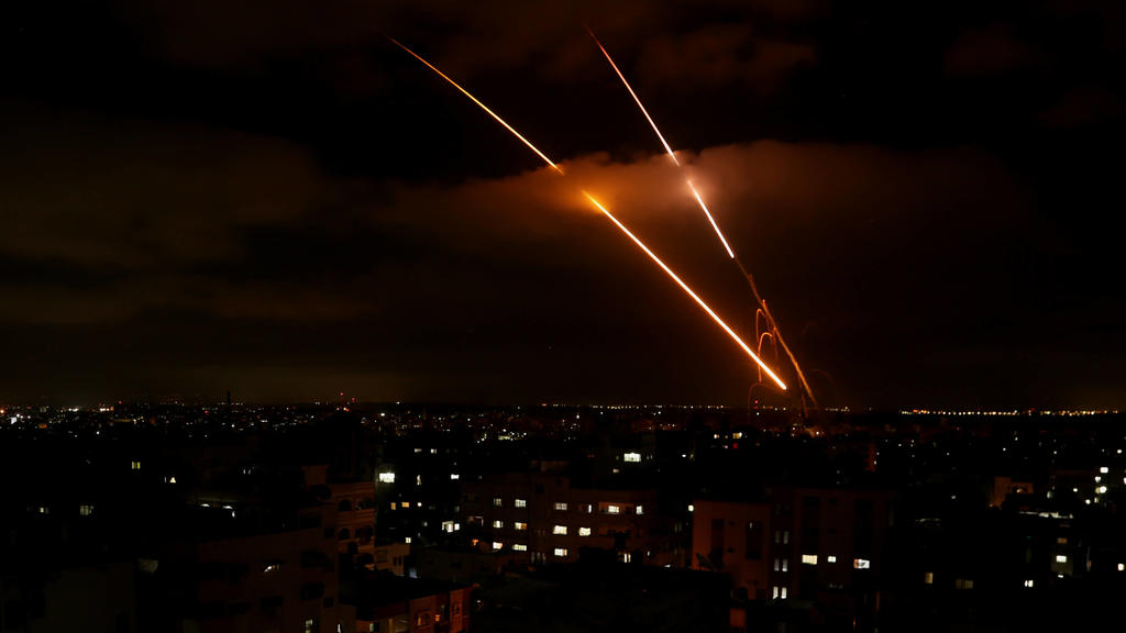 Israels "Iron Dome" wehrt Raketen ab.