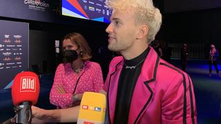 Jendrik ergattert beim Eurovision Song Contest gerade mal drei Punkte. Trotzdem trägt er weiterhin ein glückliches Grinsen im Gesicht.