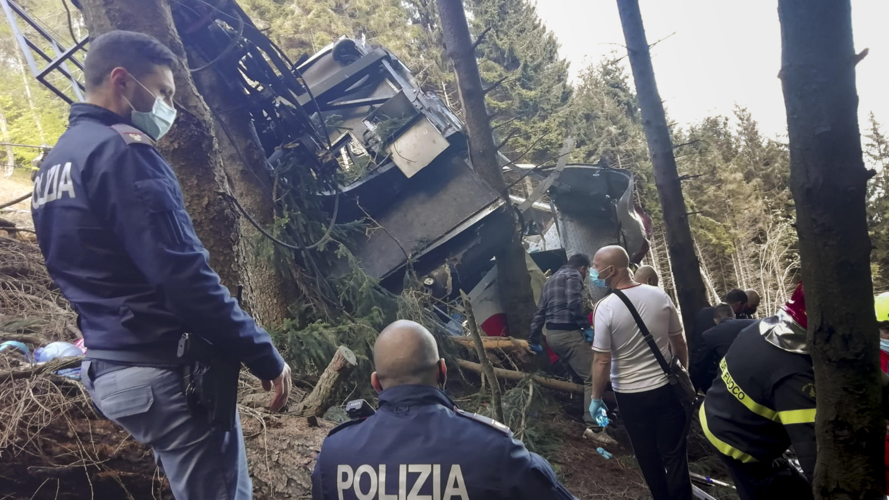 Rettungskräfte an Unglücksstelle in Italien 