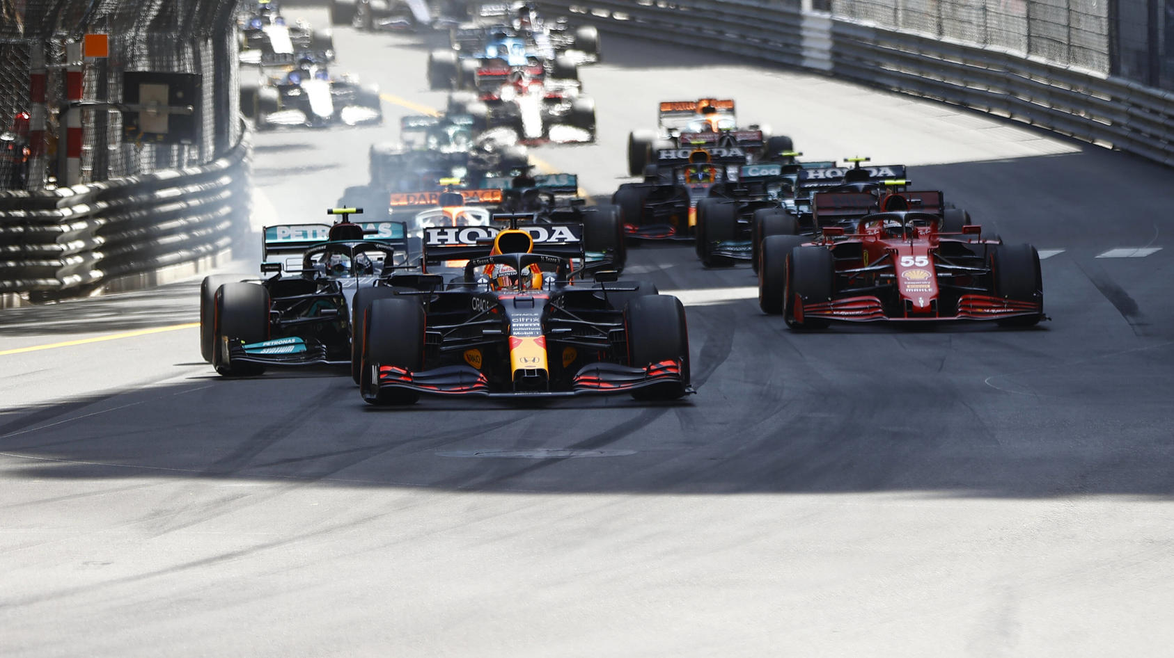 Die Entscheidung beim Monaco-GP: Max Verstappen gewinnt den Start und später auch das Rennen.