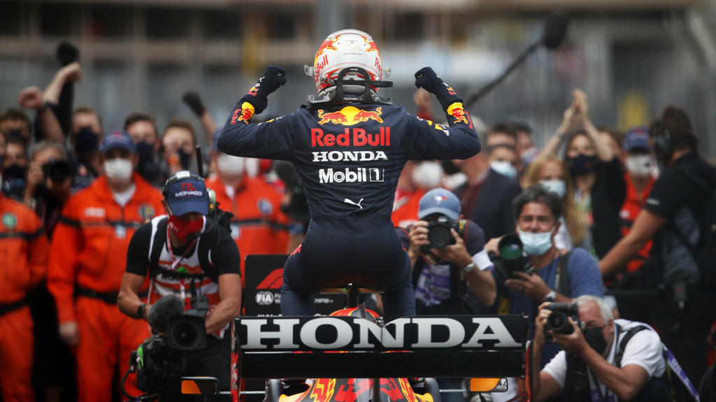 Sport Bilder des Tages Formula 1 2021: Monaco GP CIRCUIT DE MONACO, MONACO - MAY 23: Max Verstappen, Red Bull Racing, 1st position, arrives in Parc Ferme during the Monaco GP at Circuit de Monaco on Sunday May 23, 2021 in Monte Carlo, Monaco. Photo b