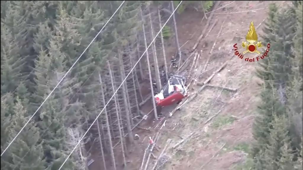 Bilder der Feuerwehr und der Polizei zeigten die völlig zerbeulte Kabine an einem steilen Hang in einem Waldstück.