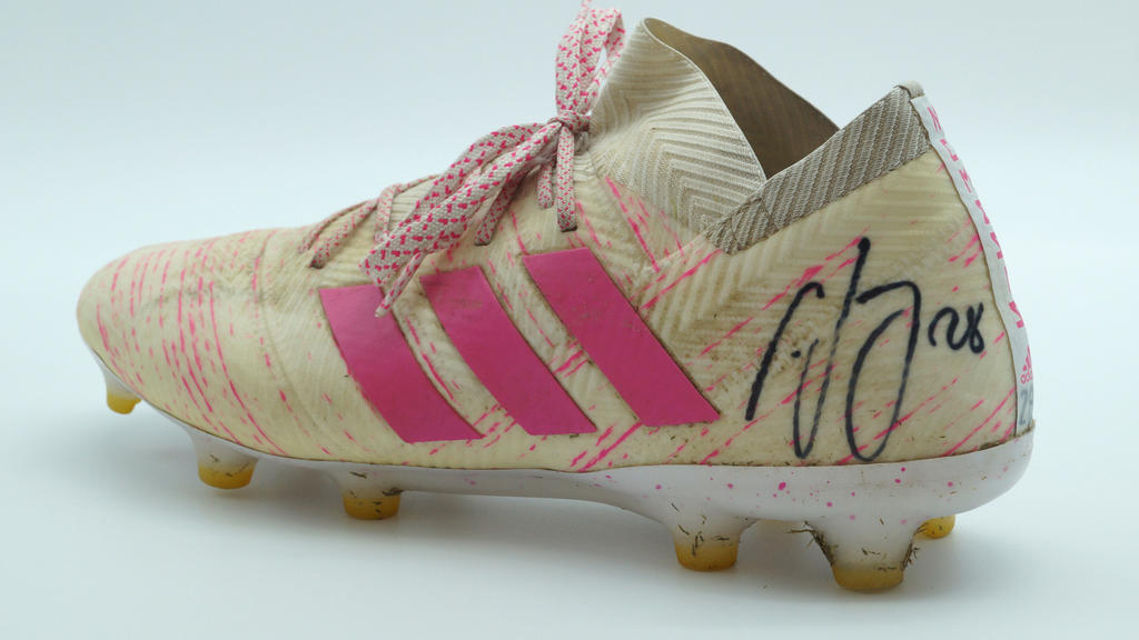 HANDOUT - 01.01.2021, Hamburg: Das Foto zeigt einen signierten Schuh des HSV-Fußballprofis Gideon Jung. Der Schuh wird zugunsten des Hamburger Vereines Dunkelziffer in einer Online-Auktion versteigert. Der Verein hilft sexuell missbrauchten Kindern.