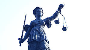 Eine Statue der Justitia (auch Justizia), Göttin der Justiz, der Rechtsprechung und der Gerechtigkeit, steht auf dem Gerechtigkeitsbrunnen auf dem Römerberg in Frankfurt am Main und hält eine Waage mit zwei Wagschalen in der linken und das Richtschwert in der rechten Hand, aufgenommen am Main am 11.01.2009. Foto: Wolfram Steinberg +++(c) dpa - Report+++