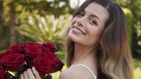 Maxime tauscht holländische Tulpen gegen rote Rosen.