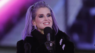  Kelly Osbourne reads confetti notes in Times Square on New Year s Eve on Thursday, December 31, 2020 in New York City. Pool PUBLICATIONxINxGERxSUIxAUTxHUNxONLY NYPX20201231209 GaryxHershorn