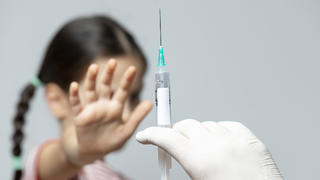 Kind wehrt sich gegen Impfung.