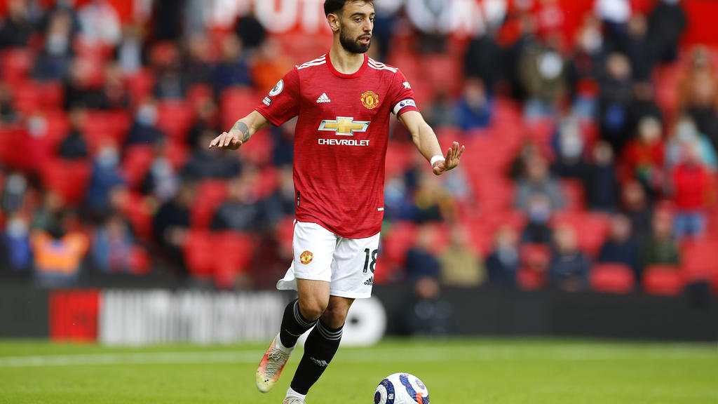 MANCHESTER, ENGLAND - MAY 18: Bruno Fernandes of Manchester United runs with the ball during the Premier League match between Manchester United and Fulham at Old Trafford on May 18, 2021 in Manchester, England. A limited number of fans will be allowe