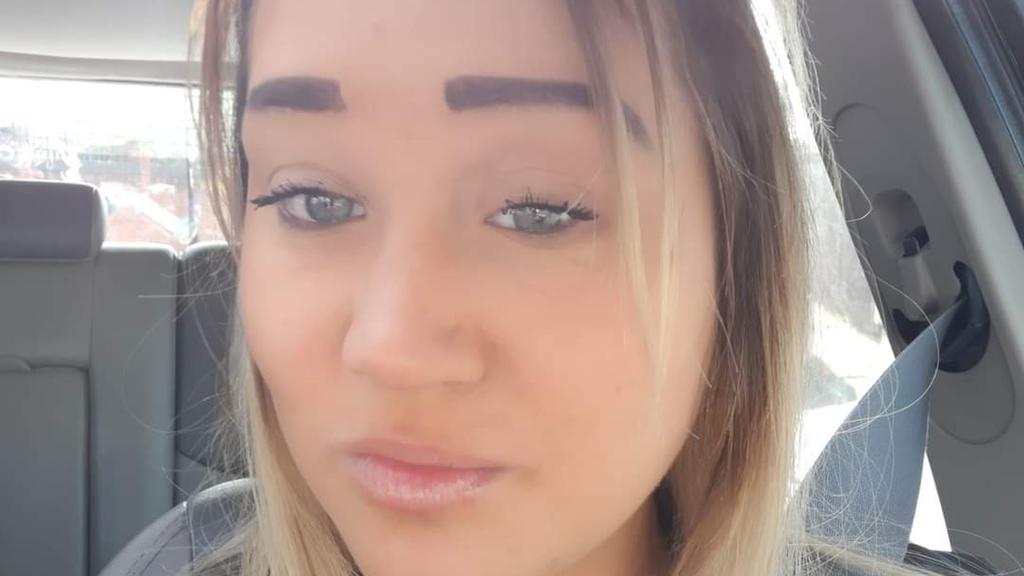 Es ist ein Selfie von der Frau, die den Mädelsabend veranstaltet hat.
