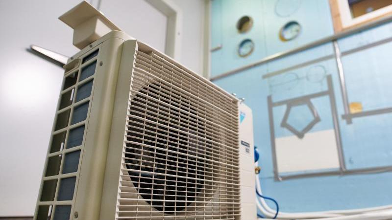 Wenn die Hitze kommt, sind Klimageräte heiß begehrt. Doch auch spezielle Folien können den gewünschten Effekt erzielen. Foto: Stiftung Warentest/dpa-tmn