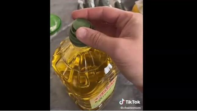 Umkehrte Lasche wird in die Ölflasche eingesetzt und reingedrückt