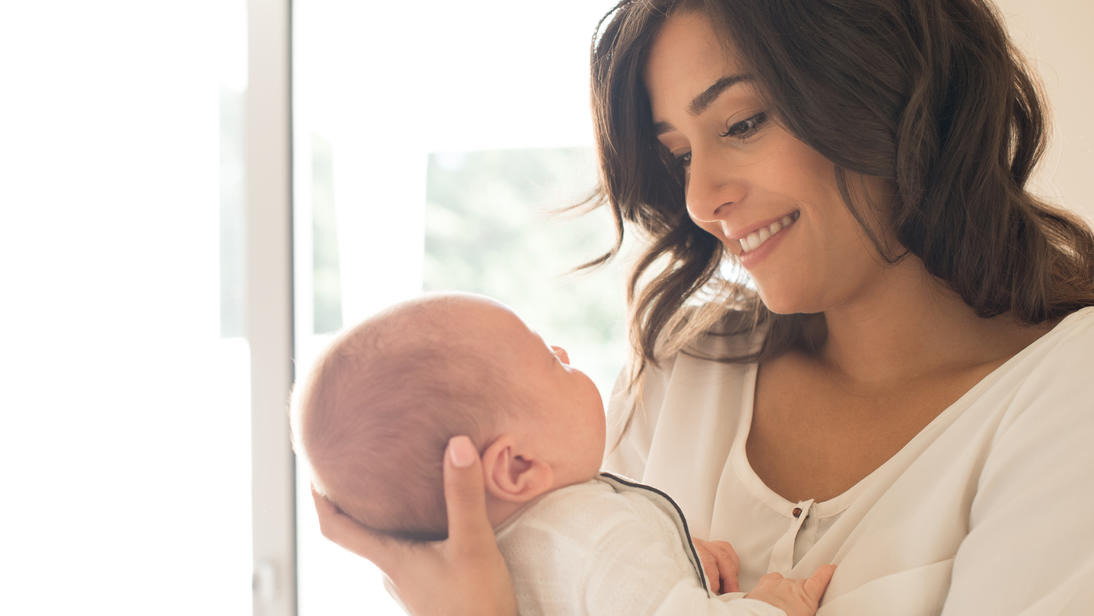 Eine glückliche Mutter mit ihrem Baby