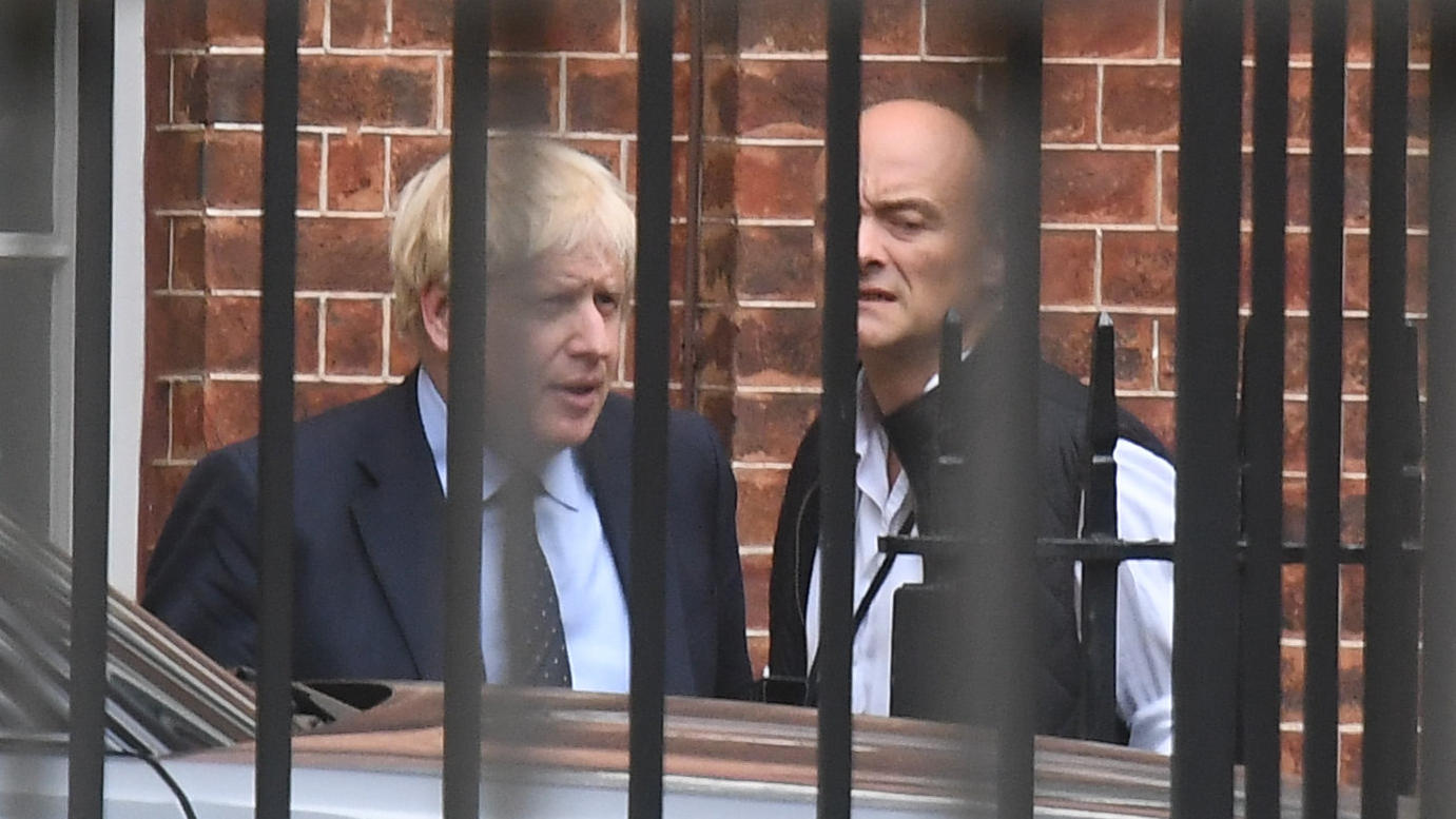 ARCHIV - 03.09.2019, England, London: Boris Johnson (l), Premierminister von Großbritannien, verlässt mit Dominic Cummings, politischer Berater, Downing Street 10 nach einer Kabinettssitzung. (zu "Tag der Abrechnung? Johnsons Ex-Berater äußert sich i