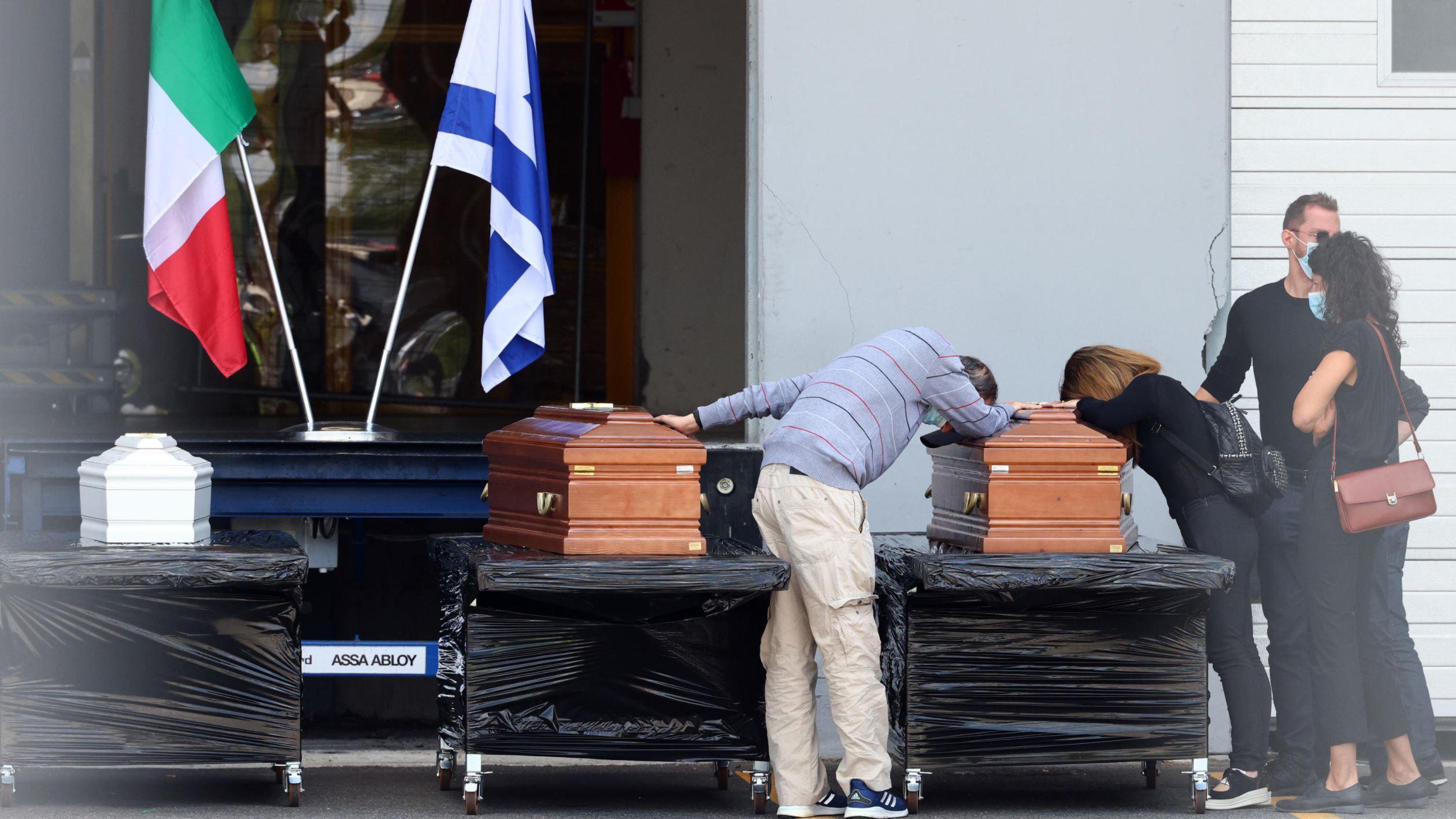 Angehörige trauern an den Särgen der israelischen Familie.