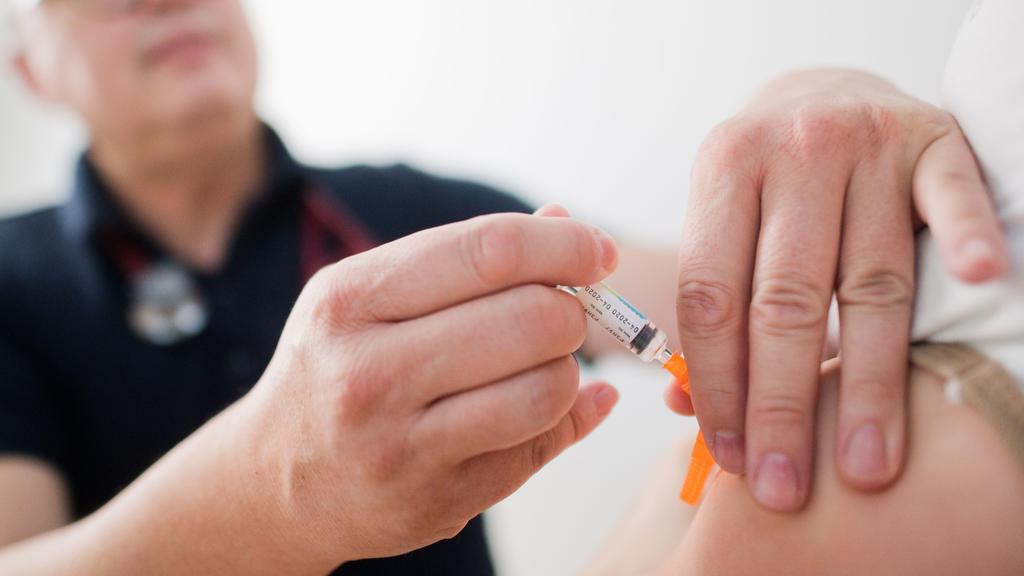 ARCHIV - 28.08.2019, Niedersachsen, Hannover: Ein Kinderarzt impft ein Kind mit einem 6-fach-Kombinationsimpfstoff gegen Diphtherie, Tetanus (Wundstarrkrampf), Kinderlähmung (Polio), Keuchhusten (Pertussis), Haemophilus influenzae Typ b (Hib) und Hep