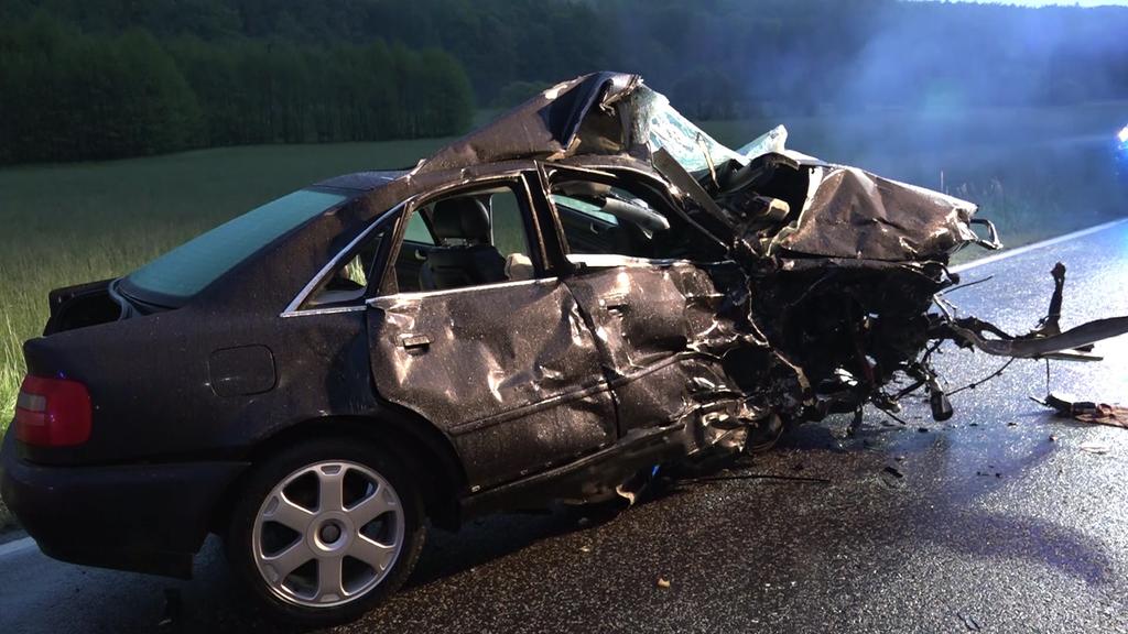 b275 unfall bei geldern mutter und sohn sterben bei frontalzusammenstoss