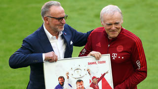 22.05.2021, Bayern, München: Fußball: Bundesliga, FC Bayern München - FC Augsburg, 34. Spieltag in der Allianz-Arena. Karl-Heinz Rummenigge (l), Vorstandsvorsitzender vom FC Bayern, verabschiedet Co-Trainer Hermann Gerland. (zu dpa "Gerland über Bochum - und sein Bayern-Aus: Initiative «von mir aus»") Foto: Matthias Schrader/AP-Pool/dpa +++ dpa-Bildfunk +++