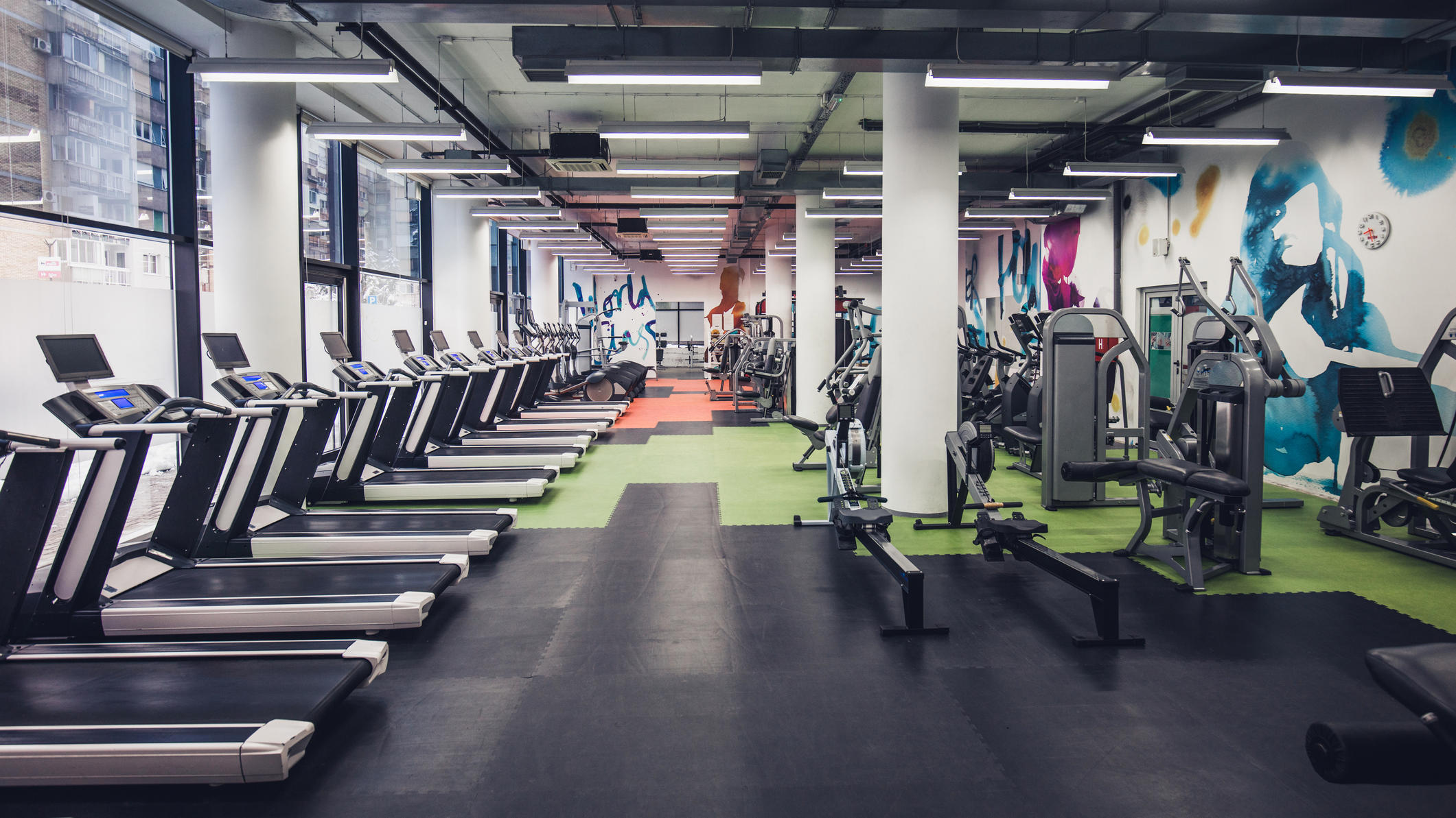 Ein leeres Fitnessstudio mit einem Panorama-Blick auf die ganzen Trainingsgeräte.