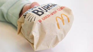 McDonald's verpackt seine "Deutschlandburger" sowie die McWraps künftig in einer Verpackung aus Graspapier.
